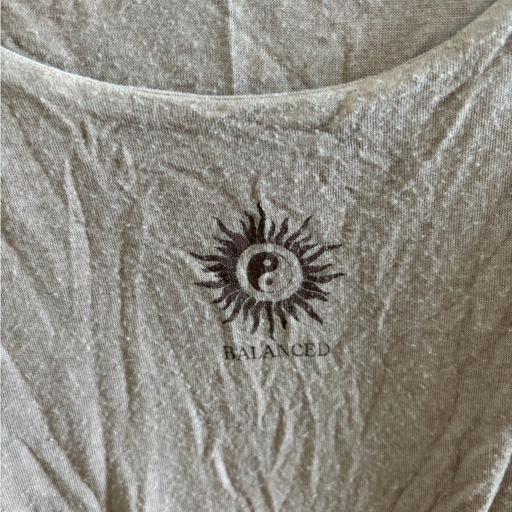 Stylish Brown Crop Top with Sun Detail - Picture 3 of 4